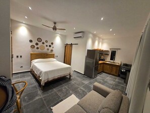 Een strijkplank/strijkijzer, wifi, beddengoed