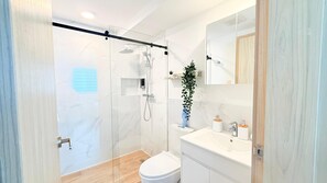 Dusche, Haartrockner, Handtücher, Seife