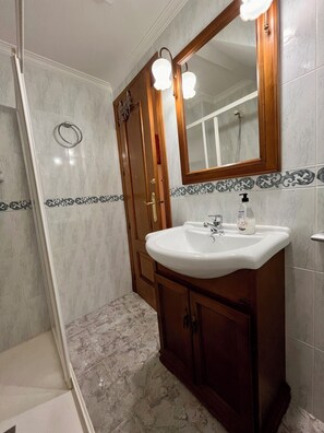 Douche, sèche-cheveux, bidet, serviettes fournies