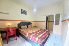 Desk, free WiFi, bed sheets - Hotel O Lowanu Stay Syariah (Yogyakarta)