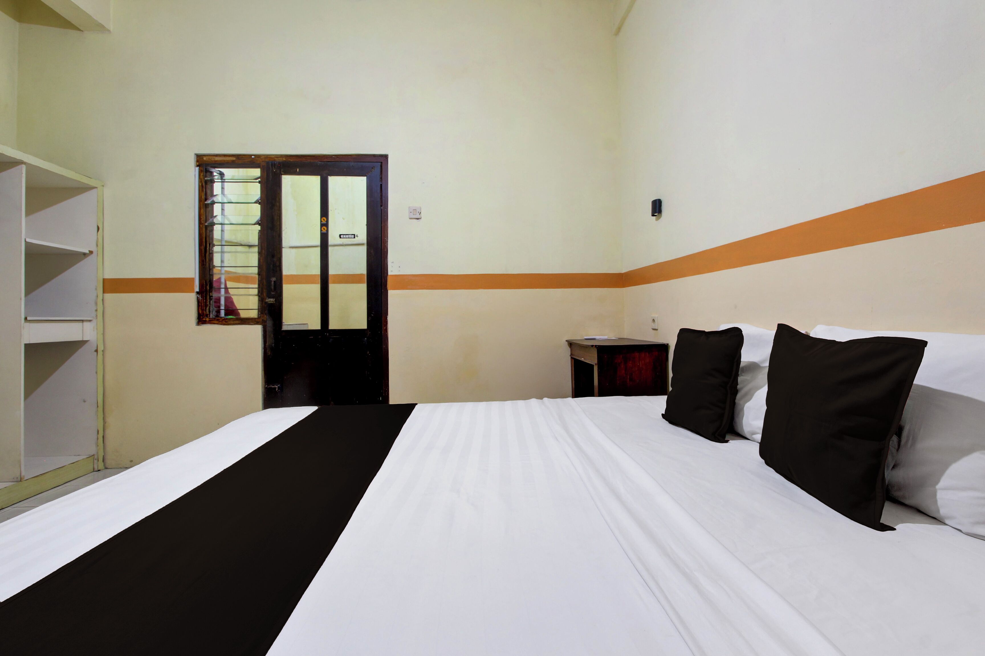 Standard Double Room | Desk, free WiFi, bed sheets