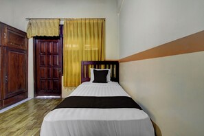 Basic Single Room | Desk, free WiFi, bed sheets - Hotel O Lowanu Stay Syariah (Yogyakarta)