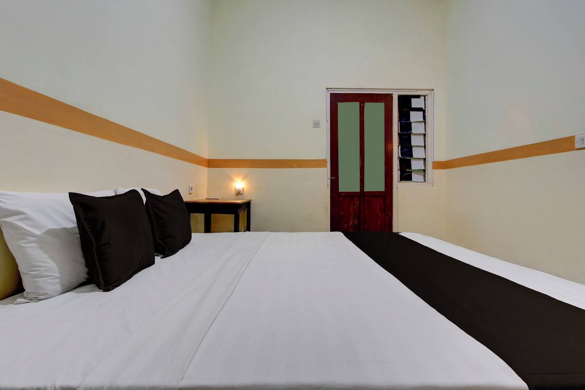 Deluxe Double Room | Desk, WiFi (free), bed sheets