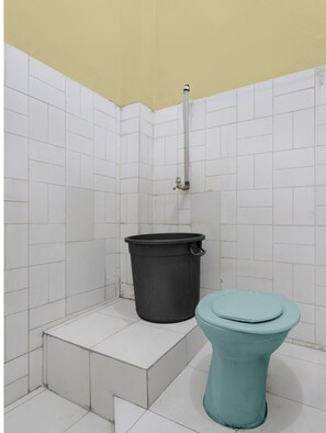 Deluxe Double Room | Bathroom | Towels, soap, shampoo - Hotel O Lowanu Stay Syariah (Yogyakarta)