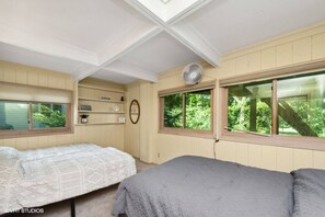 Desk, WiFi, bed sheets - Treetop Lakehouse at Abbey Springs (Fontana-on-Geneva Lake)