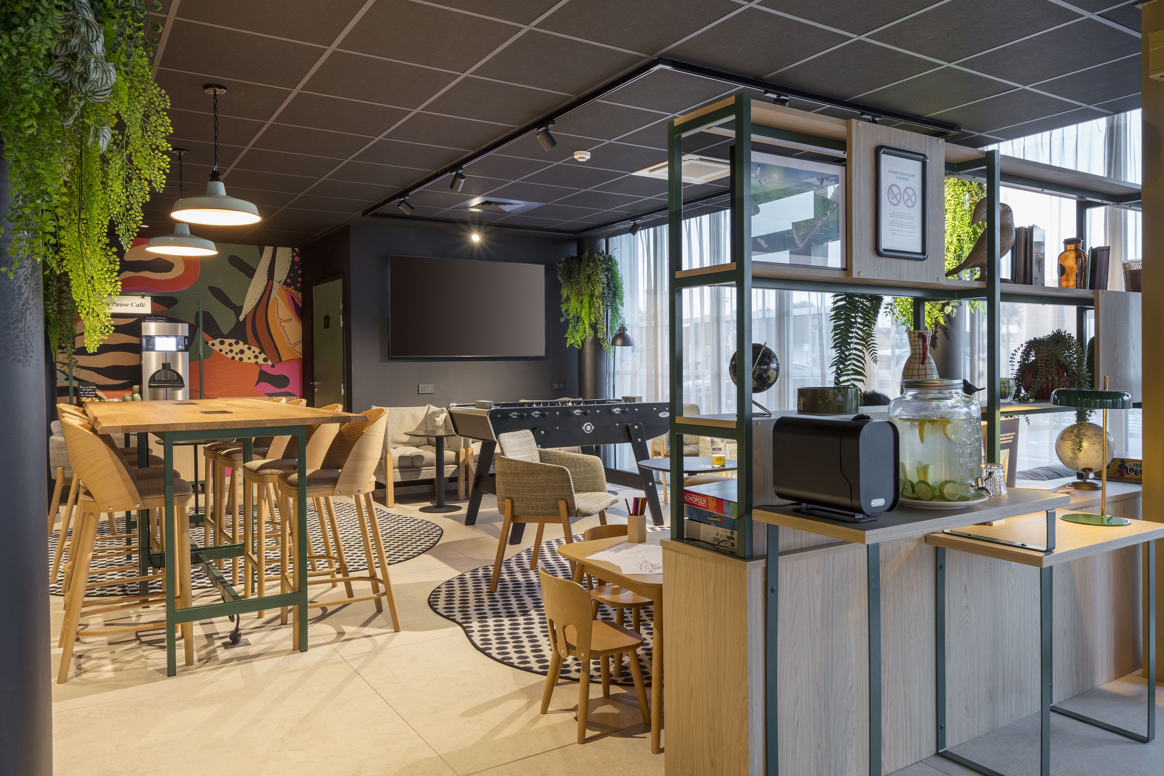 Ett modernt café med träbord, stolar och en bardisk.