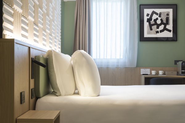 Standard Room, 1 King Bed, Non Smoking | Minibar, in-room safe, soundproofing, iron/ironing board (on request)