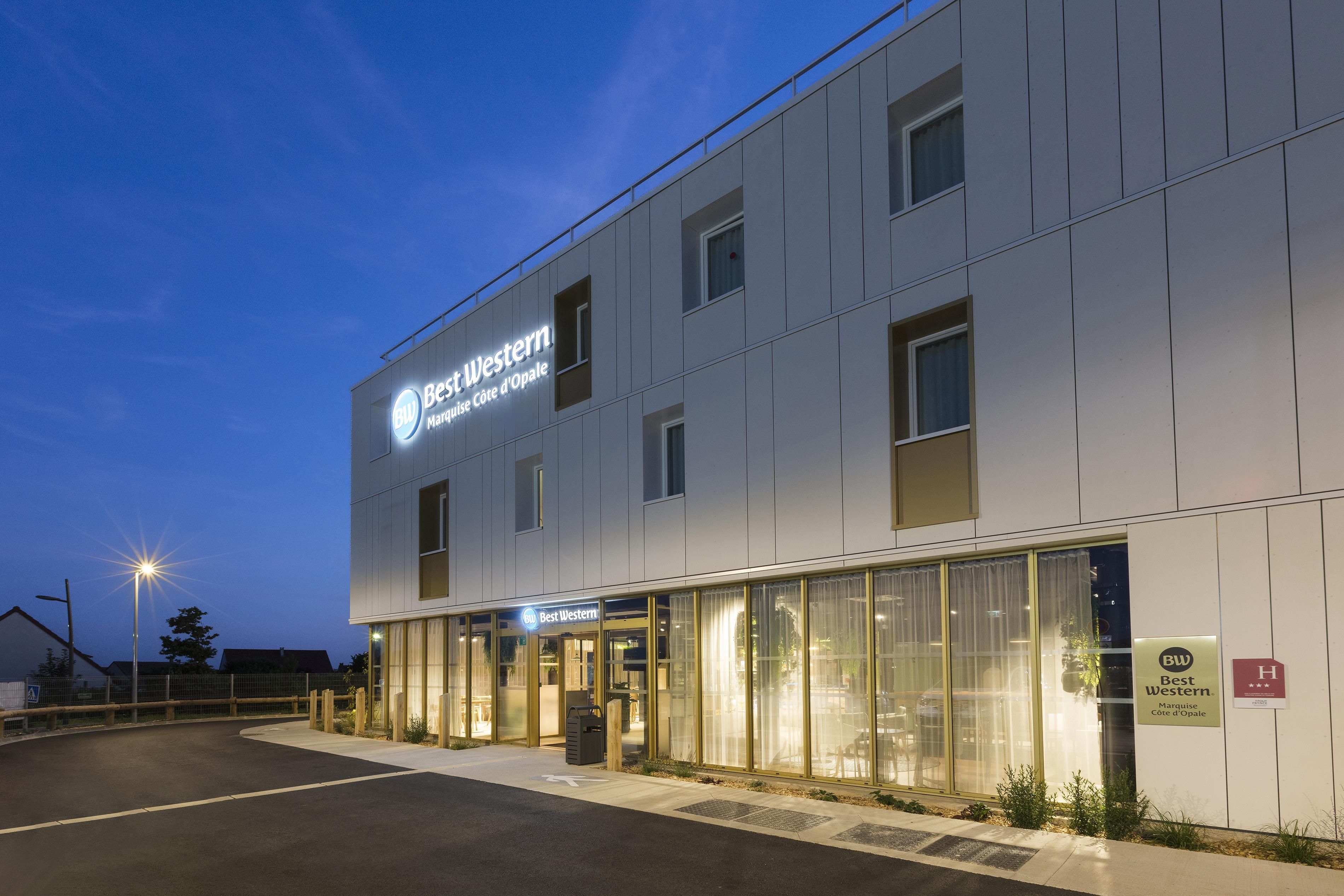 Een modern gebouw met een bord waarop 'Best Western Marquise Côte d'Opale' staat.