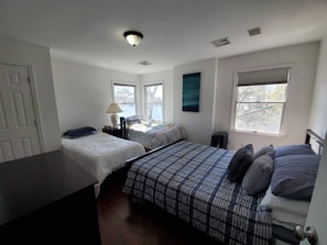 2 bedrooms, WiFi, bed sheets - Lakefront Escape on Lake Hopatcong – 100 Feet of Private Waterfront (Hopatcong)