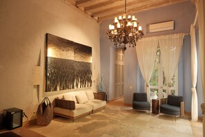 Deluxe Room, Mobility Accessible, Pool View | Living area - Hotel Casa Santiago Botero (Cartagena)
