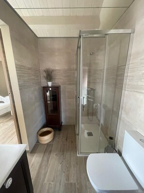 Dusche, Haartrockner, Handtücher, Seife