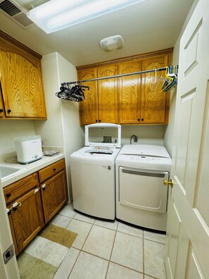 Interior - 2 separate bedroom private bathroom 20 mins from Disneyland btw LA, and OC (Artesia)