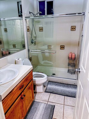 Shower, hair dryer, towels, soap - 2 separate bedroom private bathroom 20 mins from Disneyland btw LA, and OC (Artesia)