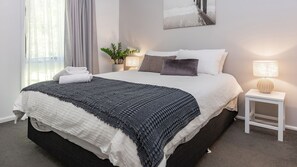 2 sovrum, skrivbord, strykjärn/strykbräda och internet