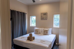 Comfort Villa, 4 Bedrooms, Air conditioning, Garden View | In-room safe, iron/ironing board, free WiFi