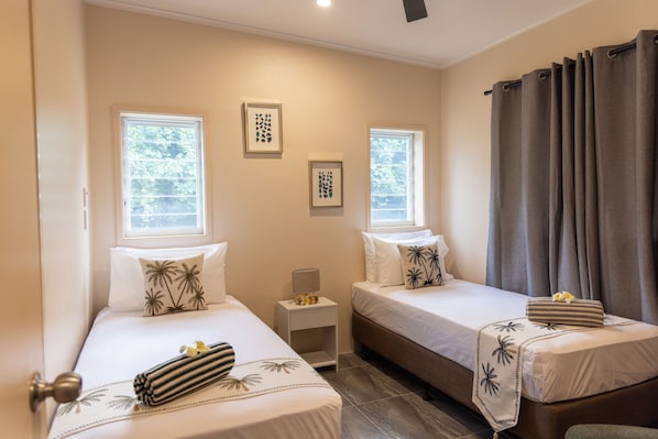 Comfort Villa, 4 Bedrooms, Air conditioning, Garden View | In-room safe, iron/ironing board, free WiFi