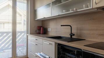 Frigorifero, microonde, forno, piano cottura