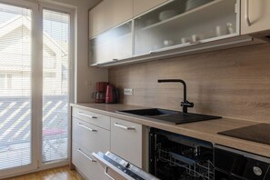 Frigorifero, microonde, forno, piano cottura