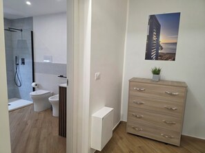 Een douche, een haardroger, een bidet, handdoeken