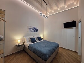 Tabla de planchar con plancha, wifi, ropa de cama