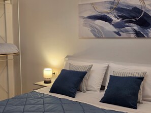 Tabla de planchar con plancha, wifi y ropa de cama 