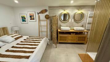 Tabla de planchar con plancha, wifi y ropa de cama