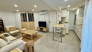 Ein modernes Apartment mit Wohnzimmer, Essbereich und Küche.