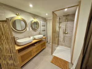 ヘアドライヤー、タオル、石鹸、トイレットペーパー