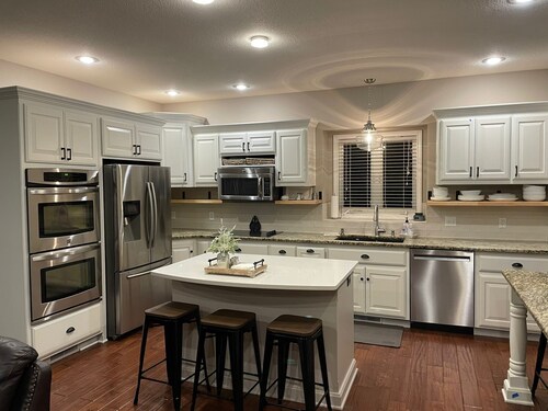 Beautiful 4 bedroom Country Estate in Liberty. Minutes from downtown KC.