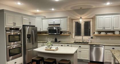 Beautiful 4 bedroom Country Estate in Liberty. Minutes from downtown KC.