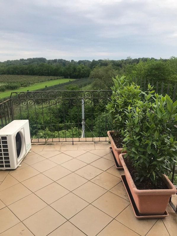 Chambre Quadruple Familiale, balcon | Enceinte de l’hébergement