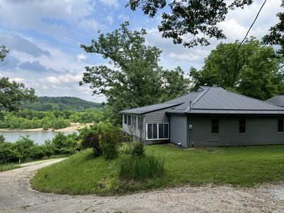 Deer Hollow on the river’s edge in charming Vienna