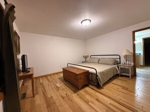 3 bedrooms, internet, bed sheets