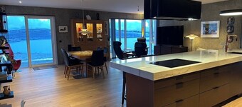 Luxury lake-side Villa 15 min drive to downtown