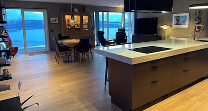 Luxury lake-side Villa 15 min drive to downtown