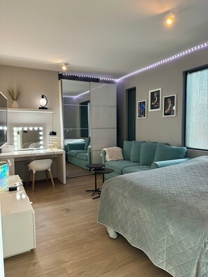 4 bedrooms, desk, iron/ironing board, travel cot