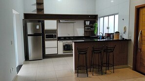 Microwave, oven, stovetop, cookware/dishes/utensils - CASA FLORENÇA (Indaiatuba)