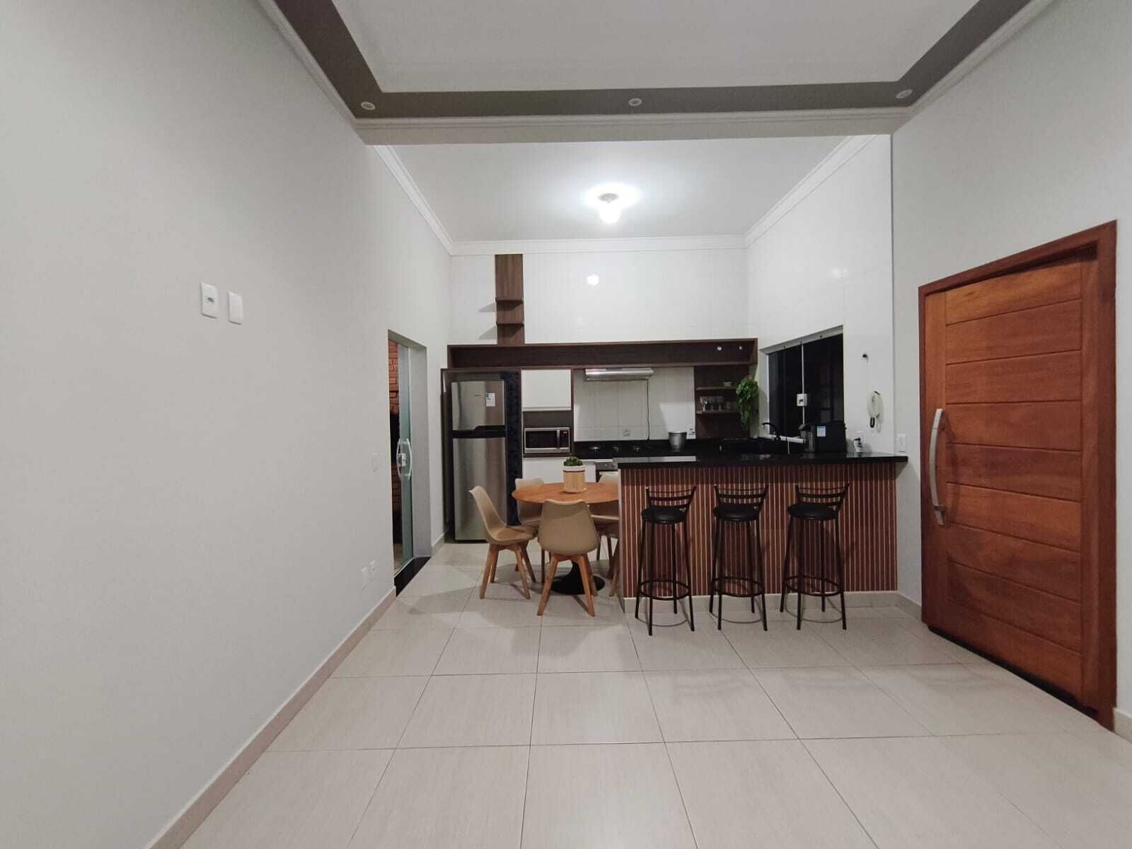 Una cocina moderna con refrigerador, estufa y barra.