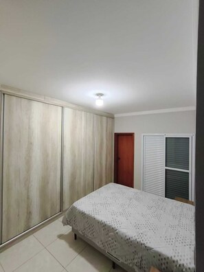 遮光窗帘、熨斗/熨衣板、免费 WiFi