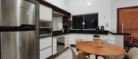 Nhà tiện nghi đơn giản | Bếp riêng | Lò vi sóng, lò nướng, bếp nấu, dụng cụ nấu nướng/bát dĩa/dao nĩa