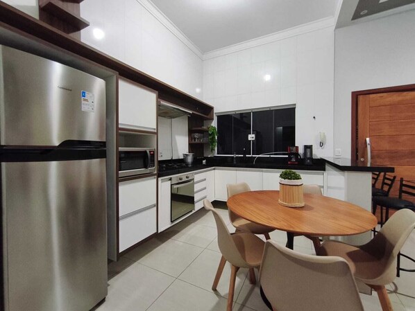Comfort House | Private kitchen | Microwave, oven, stovetop, cookware/dishes/utensils - CASA FLORENÇA (Indaiatuba)