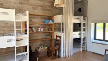 3 bedrooms, travel cot, free WiFi, bed sheets