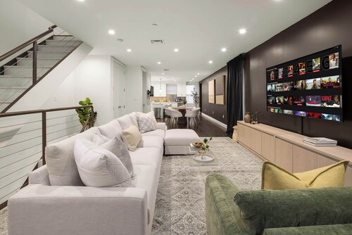 Stylish 3BR Designer Home in NYC!