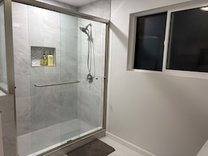 Eco-friendly toiletries, hair dryer, towels, soap - Spectacular lakeview, spacious, remodeled 3+2 bedroom, large lot for RVs, boats. (Perris)