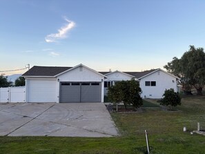 Exterior - Spectacular lakeview, spacious, remodeled 3+2 bedroom, large lot for RVs, boats. (Perris)