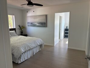 5 bedrooms, iron/ironing board, free WiFi, bed sheets - Spectacular lakeview, spacious, remodeled 3+2 bedroom, large lot for RVs, boats. (Perris)