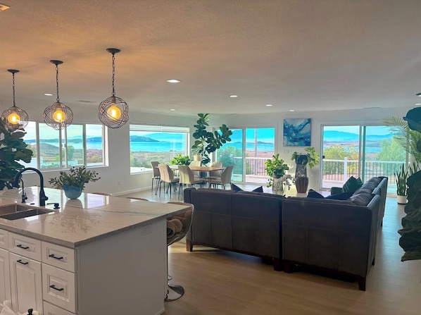 TV, fireplace - Spectacular lakeview, spacious, remodeled 3+2 bedroom, large lot for RVs, boats. (Perris)