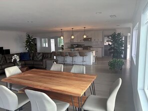 Dining - Spectacular lakeview, spacious, remodeled 3+2 bedroom, large lot for RVs, boats. (Perris)