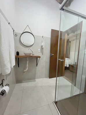 Regadera, toallas, papel de baño