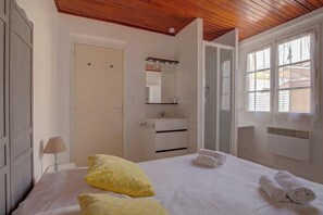 1 habitación, tabla de planchar con plancha, wifi gratis y ropa de cama 
